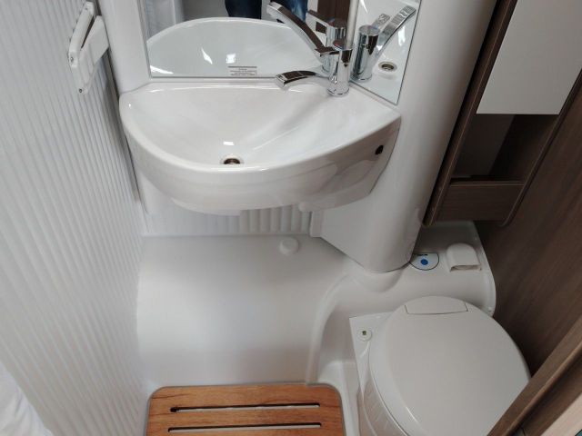 CARADO V 347 PRO+ Clever-Lift-Bett Schwenk-Bad - Bild 16
